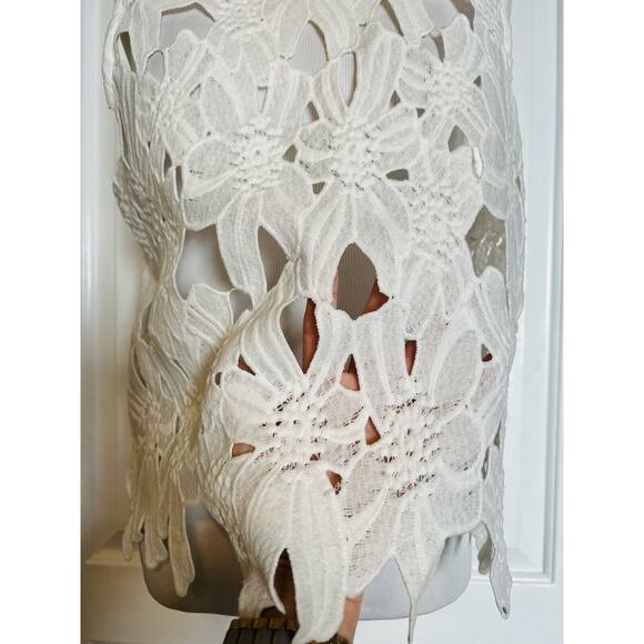 CAUTION TO THE WIND Anthropologie White Sleeveless Lace Flower Blouse Crop Top M - Picture 4 of 9
